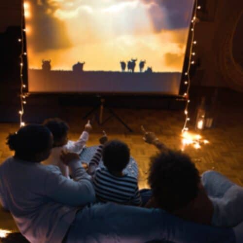 How to make a Family Movie Night at Home, 25 of the best tips for a fun and successful fun time for your family. Includes free download.