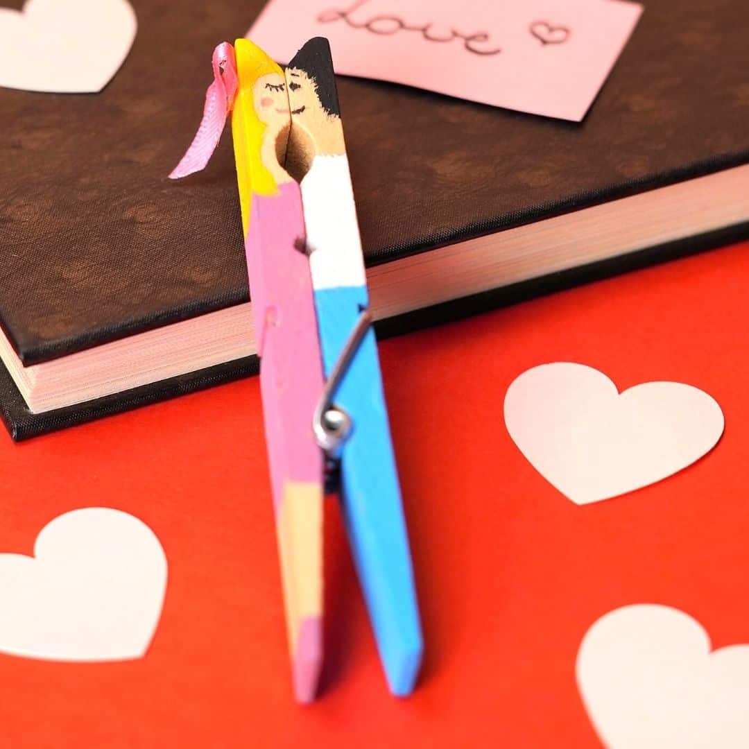 Kissing Clothespin DIY, a simple homemade craft project idea for turning an old fashion clothes pin into a loving couple.