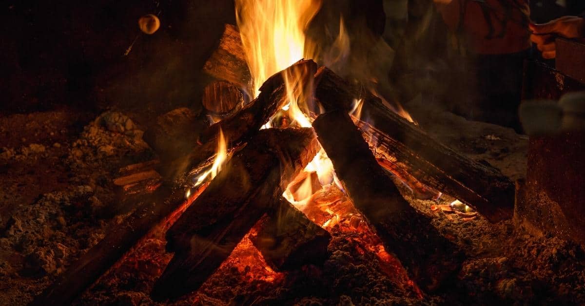 How to Build a Campfire, a simple guide for beginners on how to prepare for a campfire, the best wood to use, and keeping safe.