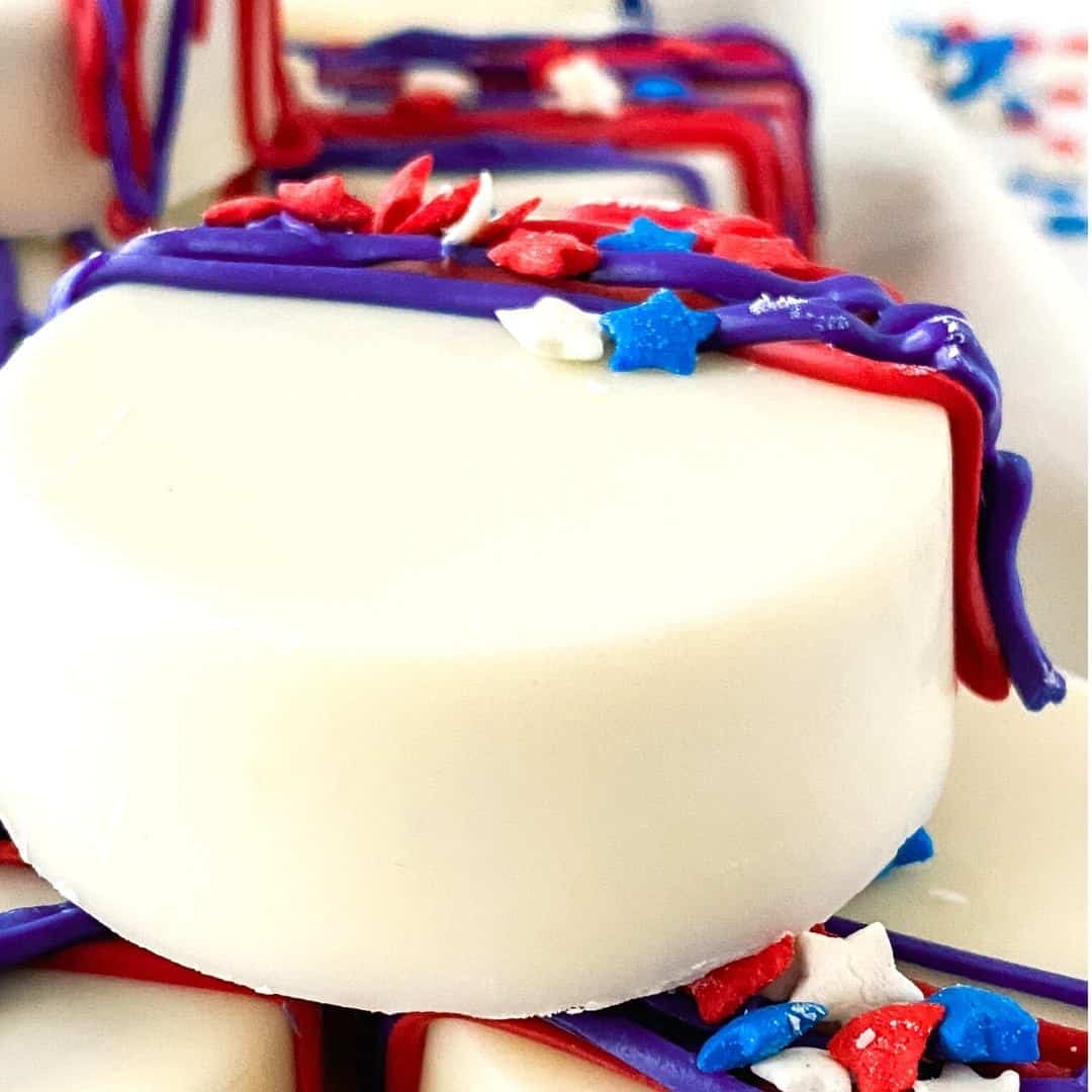 Patriotic Chocolate Covered Oreos, a simple and delicious dessert or snack recipe for white chocolate covered sandwich cookies.