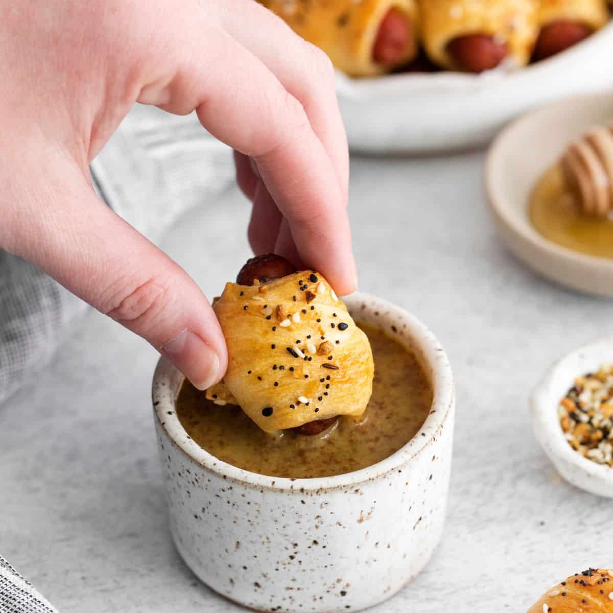 4 Ingredient Everything Bagel Pigs in a Blanket, a simple and delicious appetizer or snack recipe seasoned with everything bagel seasoning.
