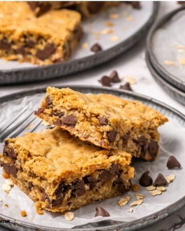 Chewy Oatmeal Chocolate Chip Bars (Easy One-Bowl Recipe)