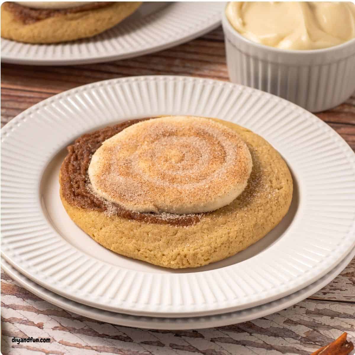 Frosted Cinnamon Swirl Cookies, delicious soft and buttery bakery-style cookies topped with creamy frosting and cinnamon sugar. Frosted Cinnamon Swirl Cookies, delicious soft and buttery bakery-style cookies topped with creamy frosting and cinnamon sugar.